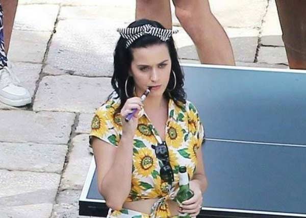 Top 50 Celebrities who vape - Katy Perry