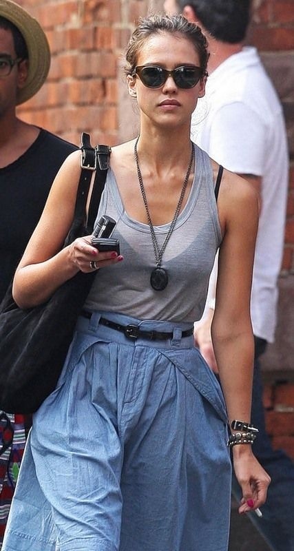 Top 50 Celebrities who vape - jessica-alba