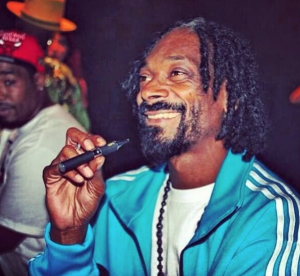top 50 celebrities who vape - snoop dogg