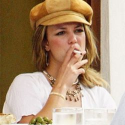 Top 50 Celebrities who vape - brtiney spears