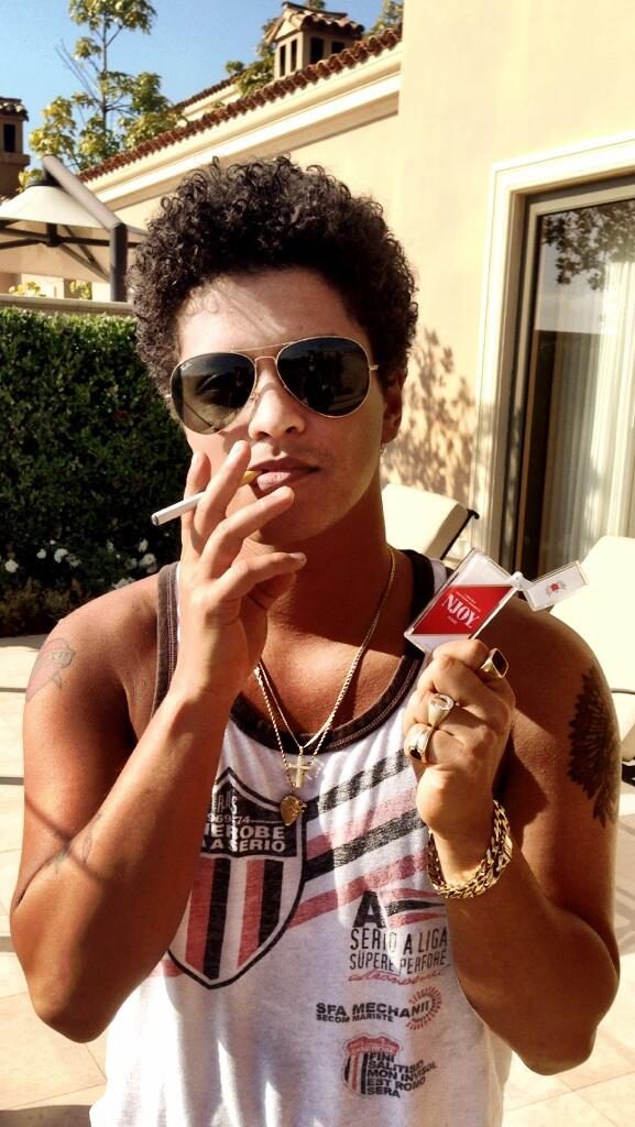 Top 50 Celebrities who vape - bruno mars