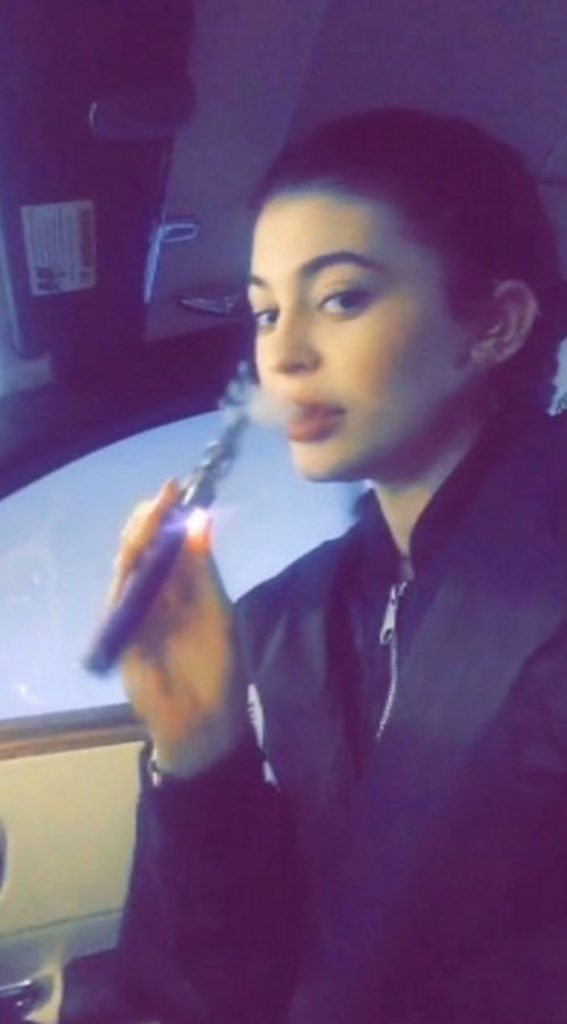 Top 50 Celebrities who vape - kylie jenner