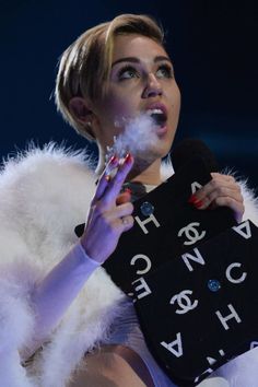 Top 50 Celebrities who vape - miley cyrus