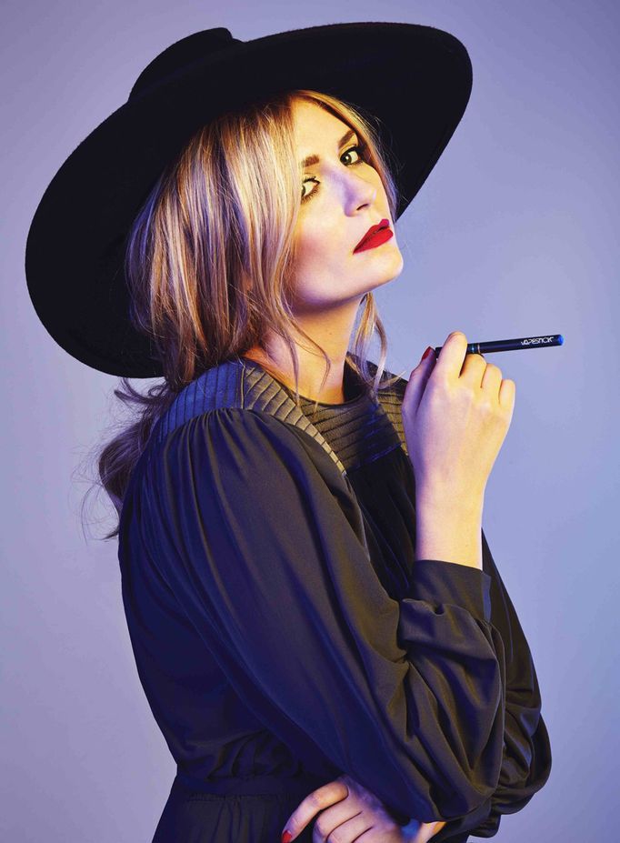 Top 50 Celebrities who vape - mischa barton