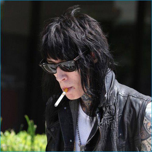 Top 50 Celebrities who vape - trace cyrus